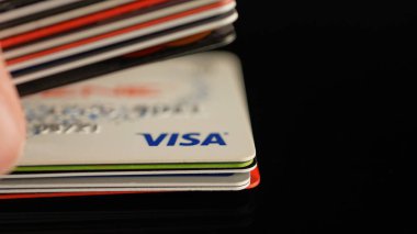 Masada bir yığın kredi kartı ve kredi kartı var. Yüksek faizli kredi kartları ve kredi kartları yığını. Kişisel finans ve enflasyon: Toronto, Ontario, Kanada - 23 Ekim 2023