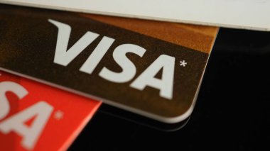 Masada kredi kartı sembolü var. Yüksek faizli kredi kartları ve kredi kartları yığını. Kişisel finans ve enflasyon: Toronto, Ontario, Kanada - 23 Ekim 2023