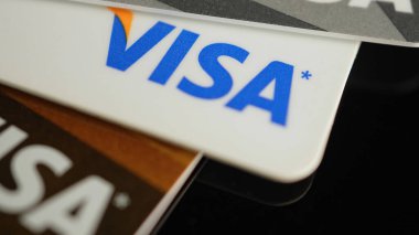 Masada kredi kartı sembolü var. Yüksek faizli kredi kartları ve kredi kartları yığını. Kişisel finans ve enflasyon: Toronto, Ontario, Kanada - 23 Ekim 2023