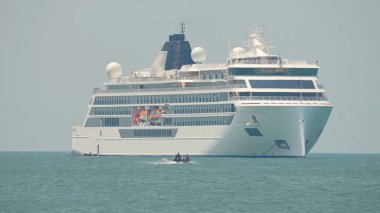 Viking Octantis lüks mega yolcu gemisi Kanada suları limanında seyrediyor. Ağır çekim. Güneşli yaz gününde yelken açacağız. Okyanus ve denizde seyreden büyük yolcu gemisinin görüntüsü: Point Peele, Leamington, Ontario, Kanada - 23 Haziran 2023.
