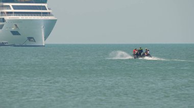 Viking Octantis yolcuları RB Şişirilebilir Tekneler iniş gemisinde yüzüyorlar. Gemi bilimsel araştırmalarını gemi seyahatlerinde sürdürüyor: Point Peele, Leamington, Ontario, Kanada - 23 Haziran 2023.