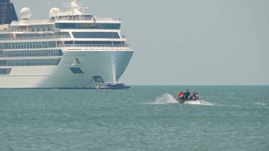 Viking Octantis yolcuları RB Şişirilebilir Tekneler iniş gemisinde yüzüyorlar. Gemi bilimsel araştırmalarını gemi seyahatlerinde sürdürüyor: Point Peele, Leamington, Ontario, Kanada - 23 Haziran 2023.