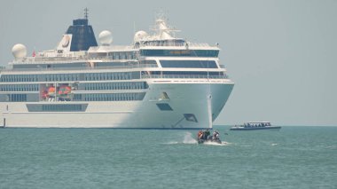 Viking Octantis yolcuları RB Şişirilebilir Tekneler iniş gemisinde yüzüyorlar. Gemi bilimsel araştırmalarını gemi seyahatlerinde sürdürüyor: Point Peele, Leamington, Ontario, Kanada - 23 Haziran 2023.