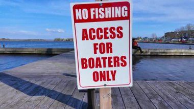 Kayıkçılar için Balıkçılık Erişimi Yok sadece Scugog Gölü Port Perry Marina 'da işaret var. Yapay olarak taşan göl, Kawartha Lakes 'in bölgesel belediyesi: Kawartha Lakes, Ontario, Kanada - 20 Mayıs 2025