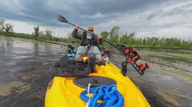 Kano balıkçılığı, balıkçı teknesinde kürek çekmek, rüzgar esintisi sırasında yabani göl gölünde kayak yapmak. Balıkçı kanosunda spor ve levrek turnuvası aktivitesi. Su hobisi ve aktif yaşam tarzı.