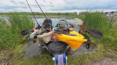 Balıkçı kanoları göl kıyısındaki denize açılmak ve balık tutmak için hazırlandı. Rampa su girişindeki tekne römorku kamyon otostop ve balıkçı kanolarına bağlı. Baharda spor balığı turnuvası.