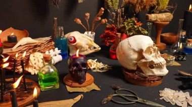 Büyücülük bileşimi seçici odak noktası mum ışıkları, sihirli eşyalar araçlar ve semboller. Esrarengiz ve esrarengiz bir kavram. Gizemli Cadılar Bayramı. Sihirli kimya ve cadı zanaatı.