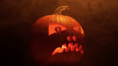 Fener ve yanan mum ışıkları kapanıyor. Cadılar Bayramı gece sembolleri ve geleneksel sonbahar tatili süslemeleri. Cadılar Bayramı kabağı korkunç gülümseme ve parti kutlaması için gözler.