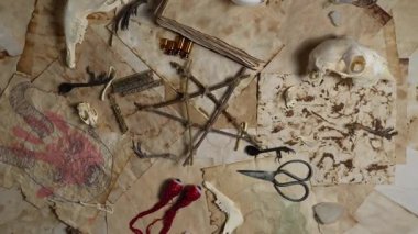 Eski sarı parşömen kağıtlarında cadı el sanatları aletleri ve malzemeleriyle mistik okült geçmiş, sihirli ayin üst görünümü. Cadılar Bayramı teması, büyüler için mantarlı havan ve tokmak, cadılık.