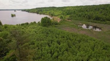 Kanada 'da Crowe Gölü, yaz günü çok bulutlu bir gökyüzü ile güzel bir manzara. Destansı panoramik su ve bitki örtüsü yukarıdan, Marmora kasabası ve Kawartha gölleri, Ontario, Kanada