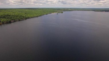 Kanada, Ontario 'daki Crowe Gölü' nün Marmora kasabası ve Kawartha gölleri yakınlarındaki hava görüntüleri. Destansı göl ve ağaçlı orman. Yaz boyunca seyahat ve macera. Kır evi ülkesi.