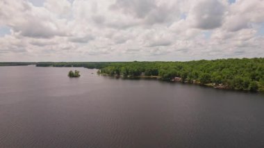 Kanada, Ontario 'daki Crowe Gölü' nün Marmora kasabası ve Kawartha gölleri yakınlarındaki hava görüntüleri. Yazın kır evi, destansı göl ve orman Marmora, Ontario, Kanada - 17 Haziran 2025