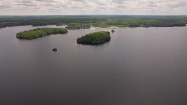 Kanada 'da Crowe Gölü, yaz günü çok bulutlu bir gökyüzü ile güzel bir manzara. Destansı panoramik su ve bitki örtüsü yukarıdan, Marmora kasabası ve Kawartha gölleri, Ontario, Kanada