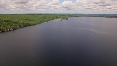 Kanada 'da Crowe Gölü, yaz günü çok bulutlu bir gökyüzü ile güzel bir manzara. Destansı panoramik su ve bitki örtüsü yukarıdan, Marmora kasabası ve Kawartha gölleri, Ontario, Kanada