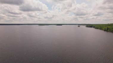 Kanada 'da Crowe Gölü, yaz günü çok bulutlu bir gökyüzü ile güzel bir manzara. Destansı panoramik su ve bitki örtüsü yukarıdan, Marmora kasabası ve Kawartha gölleri, Ontario, Kanada