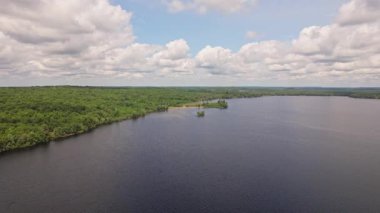 Kanada, Ontario 'daki Crowe Gölü' nün Marmora kasabası ve Kawartha gölleri yakınlarındaki hava görüntüleri. Destansı göl ve ağaçlı orman. Yaz boyunca seyahat ve macera. Kır evi ülkesi.