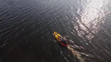 Kano hava aracı görüntüsü, Kuzey Amerika 'daki gölde kayak yapan kişi. Güneşli bir günde kanoya binmek. Kano keyfi aktif yaşam tarzı eğlencesi, etkinlik turizmi ve seyahat, power sport.