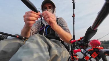 Kano gezisi ve balık avı görüntüleri. Kanodaki balıkçı, gece sürüngeni ya da solucan solucanı avlıyor. Sabahları gölün ortasında yüzüyor. Etkin spor balık oyunu.