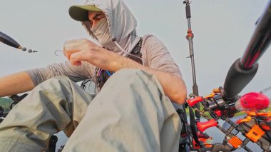 Kano gezisi ve balık avı görüntüleri. Kanodaki balıkçı, gece sürüngeni ya da solucan solucanı avlıyor. Sabahları gölün ortasında yüzüyor. Etkin spor balık oyunu.