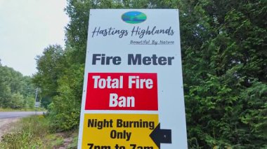 Bancroft yakınlarındaki Hastings Highlands 'ın orman yangını tabelaları. İtfaiye Teşkilatı Yangın Tehlikesi, Ormanı Önleme Yangınları Hastings Highlands Ontario, Kanada - 23 Temmuz 2025