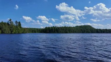 Kuzey Ontario tacı sonsuz yeşil ormanlı güzel göl manzarasını gözler önüne seriyor. Ontario, Kanada 'da Bancroft yakınlarındaki Wild Crown Land Gölü. Kuzey Amerika 'nın keşfedilmemiş doğası. Destansı manzara.