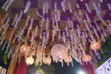 düğün süslemeleri ve mumlar