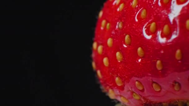 Căpșuni Swirl Closeup Fundal Negru Imagini Înaltă Calitate — Videoclip de stoc