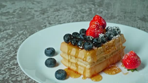 Belgische Wafels Voor Ontbijt Met Honing Bessen Concept Voor Verkoop — Stockvideo