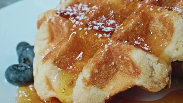 Waffles Belgas Para Café Manhã Com Mel Bagas Conceito Para — Vídeo de Stock