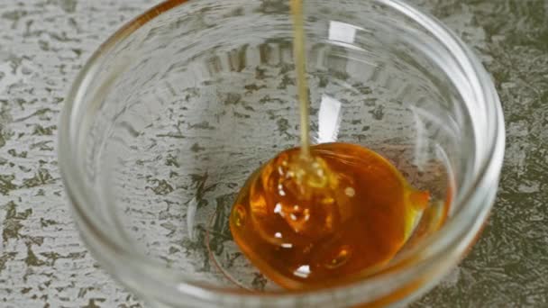 将甜蜂蜜倒入玻璃杯放在桌上 高质量的4K镜头 — 图库视频影像