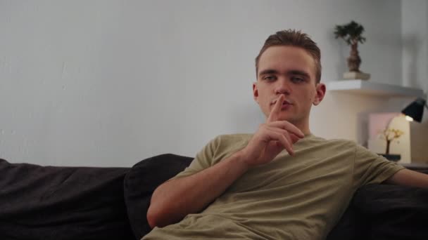 Hombre Adolescente Mirando Cámara Mostrando Signo Silencio Escuchar Emoción Secreta — Vídeo de stock