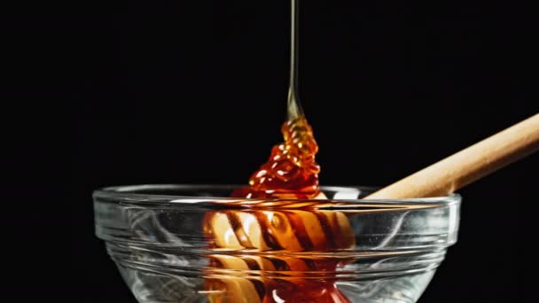 Honey Flowing Wooden Honey Stick Glass Cup Reciclaje Plástico Imágenes — Vídeo de stock