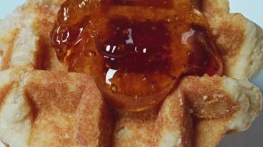 Ballı ve böğürtlenli kahvaltı için Belçika Waffle 'ı kahvaltılık böğürtlen satışı için kavram. Yüksek kalite 4k görüntü