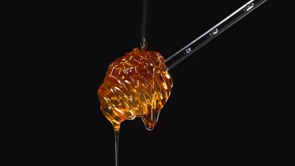 プラスチック製の蜂蜜スティック プラスチックリサイクルに流れるオレンジ蜂蜜 高品質4Kの足 健康的な食事 唯一の年齢 — ストック動画