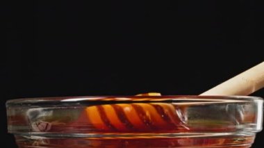 Bal Ağaç Bal Çubuğunun üzerinden Cam Bardağa Akıyor, Plastik Geri Dönüşüm. Yüksek kalite 4k görüntü