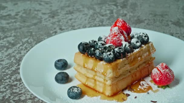 Belga Gofres Para Desayuno Con Miel Bayas Concepto Para Venta — Vídeos de Stock