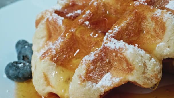 Бельгийские Вафли Завтрак Медом Ягодами Концепция Продажи Завтрака Медовые Ягоды — стоковое видео