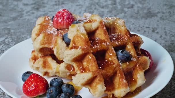 Ballı Böğürtlenli Kahvaltı Için Belçika Waffle Kahvaltılık Bal Böğürtlenleri Satmak — Stok video