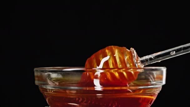 橙色甜蜂蜜顺着塑料蜂蜜流入玻璃杯 塑料回收利用 高质量的4K镜头 — 图库视频影像