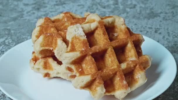Waffles Belgia Untuk Sarapan Dengan Madu Dan Berries Konsep Untuk — Stok Video