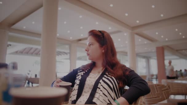 Симпатичная Молодая Женщина Подросток Сидит Кафе Пьет Кофе Высококачественные Кадры — стоковое видео