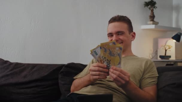 Хлопець Показує Гроші Які Тримають Його Руки Показує Круто Високоякісні — стокове відео