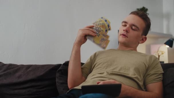 Den Unge Mannen Viftar Med Pengar Hans Ansikte Mycket Bekvämt — Stockvideo