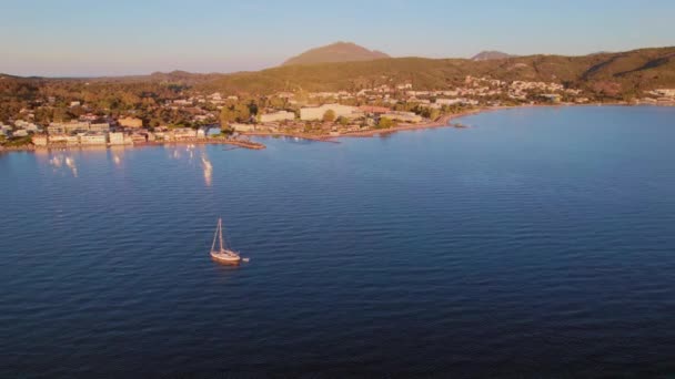 Белая Лодка Плавает Берегов Греческого Острова Корфу Morning Sunrise Высококачественные — стоковое видео
