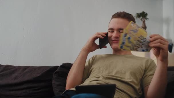 Egy Fiatalember Akinek Sok Pénze Van Beszél Telefonon Örül Sikerének — Stock videók