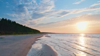 Jurmala 'nın sihirli dünyasını bir dron merceğiyle keşfedin, dinamik deniz dalgalarını ve parıldayan altın kumları yakalayın..