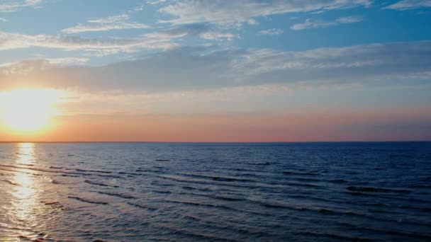 见证了令人敬畏的一幕 尤玛拉的海浪拍打在闪闪发光的金色沙滩上 这一切都来自一架无人驾驶飞机拍摄的令人叹为观止的鸟瞰景象 — 图库视频影像