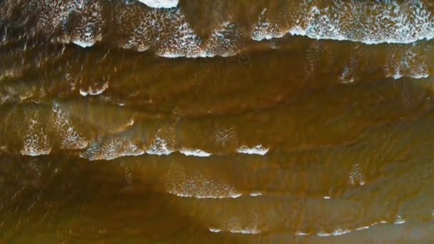 ドローンで空中から捉えられたジュルマラの海の波と黄金の砂の魅惑的な光景 — ストック動画