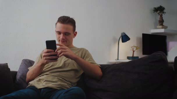 Tipul Își Folosește Mod Activ Telefonul Pentru Interacționa Ceilalți Prin — Videoclip de stoc