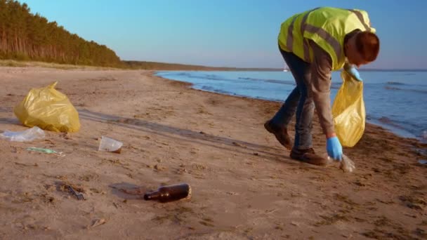 Scena Uomo Che Raccoglie Rifiuti Sulla Spiaggia Ricorda Attuale Crisi — Video Stock